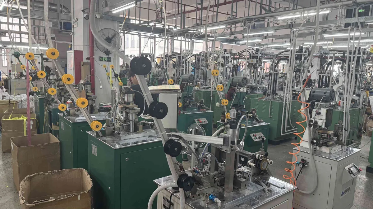 Automatisierte Reißverschluss-Montagelinie zur Produktion von Nylon-Reißverschlüssen bei CEO Zipper
