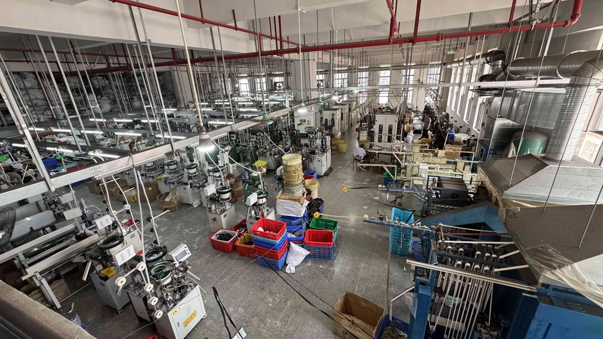 CEO Zipper Produktionshalle mit mehreren laufenden Reißverschluss-Produktionslinien