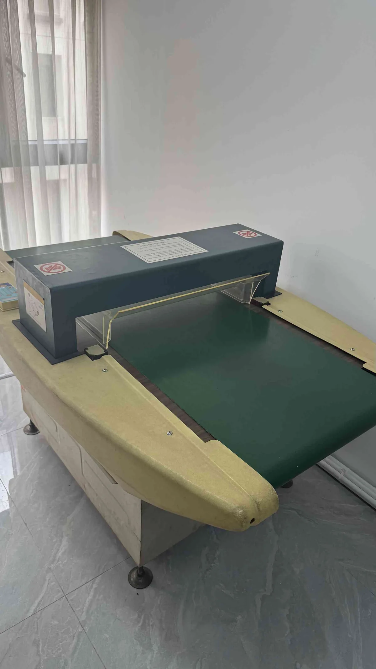 Konveyor inspeksi kualitas untuk ritsleting jadi di pabrik CEO Zipper