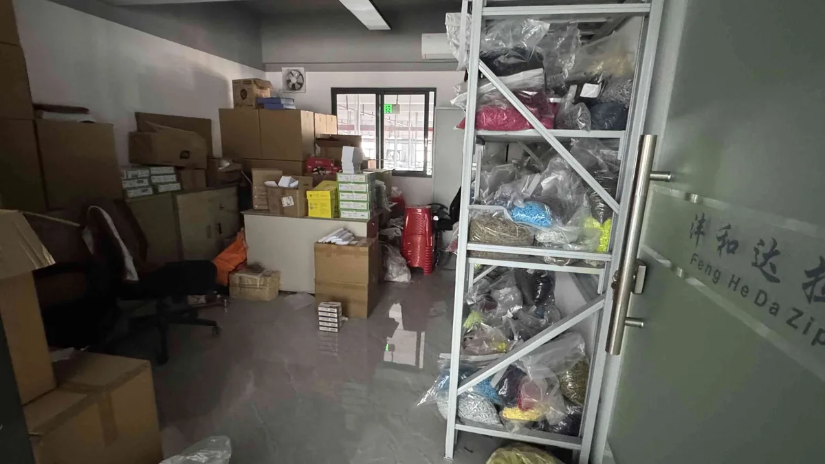 CEO Zipper warehouse storage shelves with zipper inventory